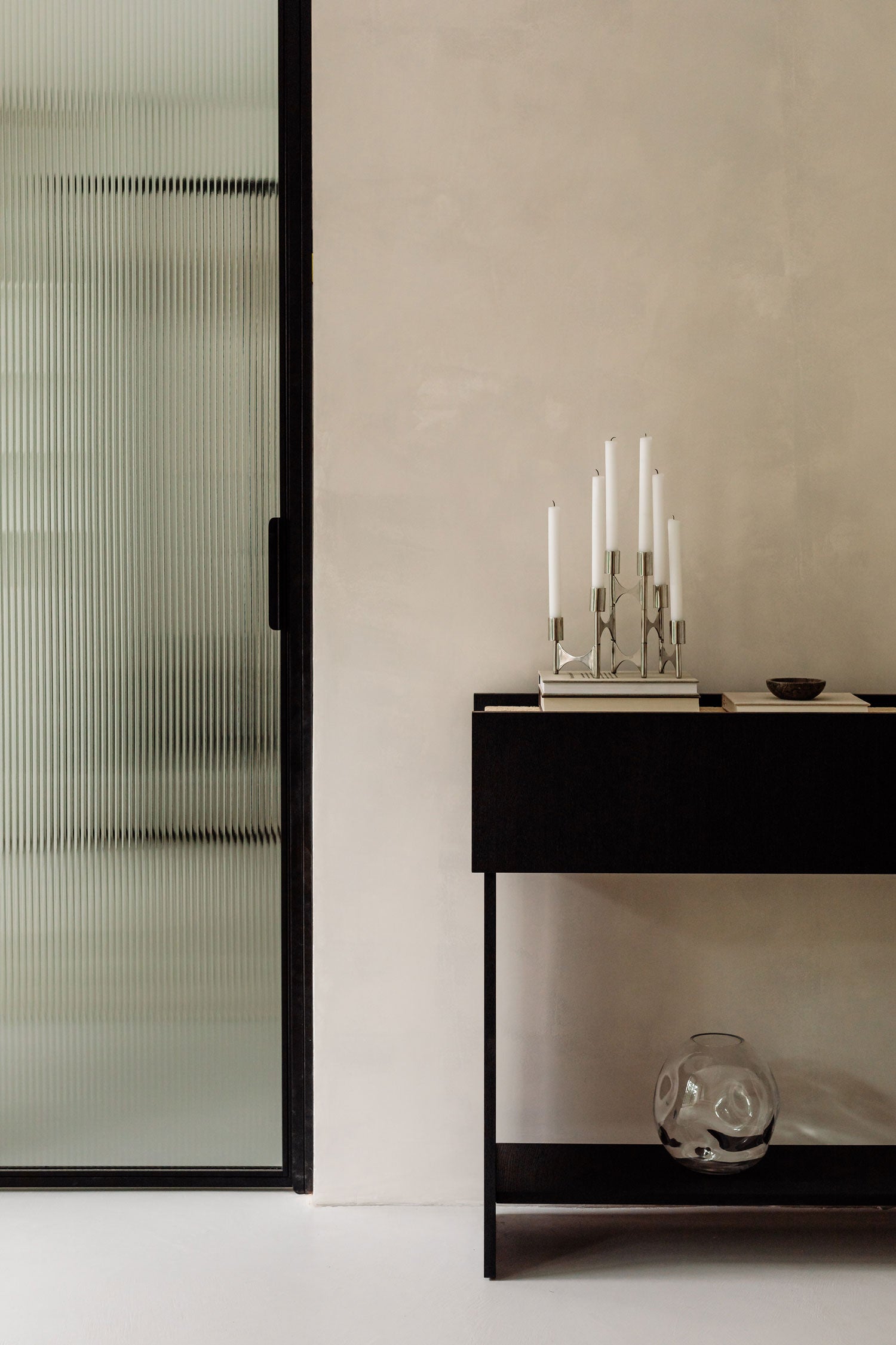 kaboompics_uncommon-black-console-with-travertine-and-wood-veneer-decor-37098.jpg